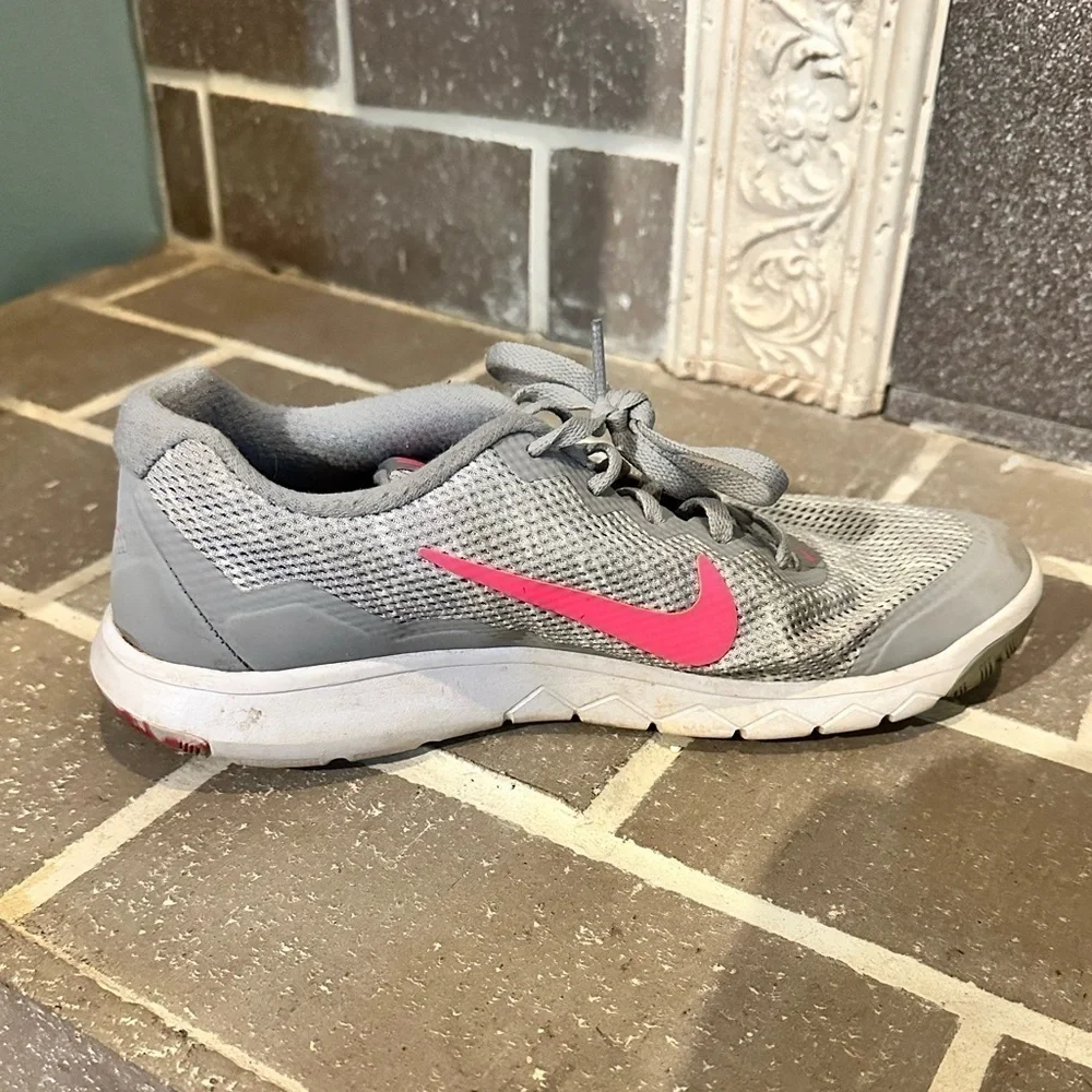 Nike Flex Experience Rn 4 Womens Size 8, pink grey